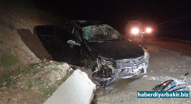 Çınar Göksu barajı yakınlarında otomobil takla attı: 1 ölü 3 yaralı DİYARBAKIR-Çınar ilçe merkezi çıkışı Göksu barajı yakınlarında sürücüsünün direksiyon hâkimiyetini kaybettiği otomobilin takla atması sonucu bir kişi hayatını kaybetti, 3 kişi de yaralandı.