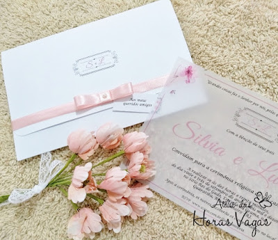 convite de casamento artesanal personalizado delicado sofisticado floral aquarelado flor de cerejeira sakura oriental envelope estampado translucido papel vegetal estampado laço chanel de cetim rosa rose gold