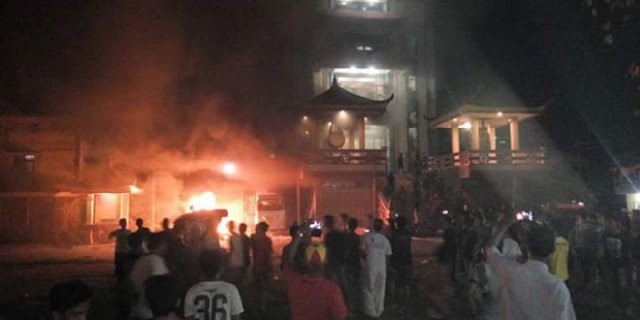 Etnis Cina Larang Adzan dan Hina Imam, Warga Tanjung Balai Bakar Wihara Etnis Cina Larang Adzan dan Hina Imam, Warga Tanjung Balai Bakar Wihara