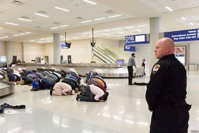 Dilarang Masuk Amerika, Puluhan Penumpang Muslim Shalat di Bandara Dallas AS