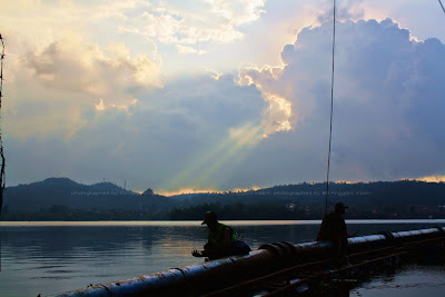 Siluet pemancing dengan latar belakang ROL. Siluet pemancing dengan latar belakang ROL.