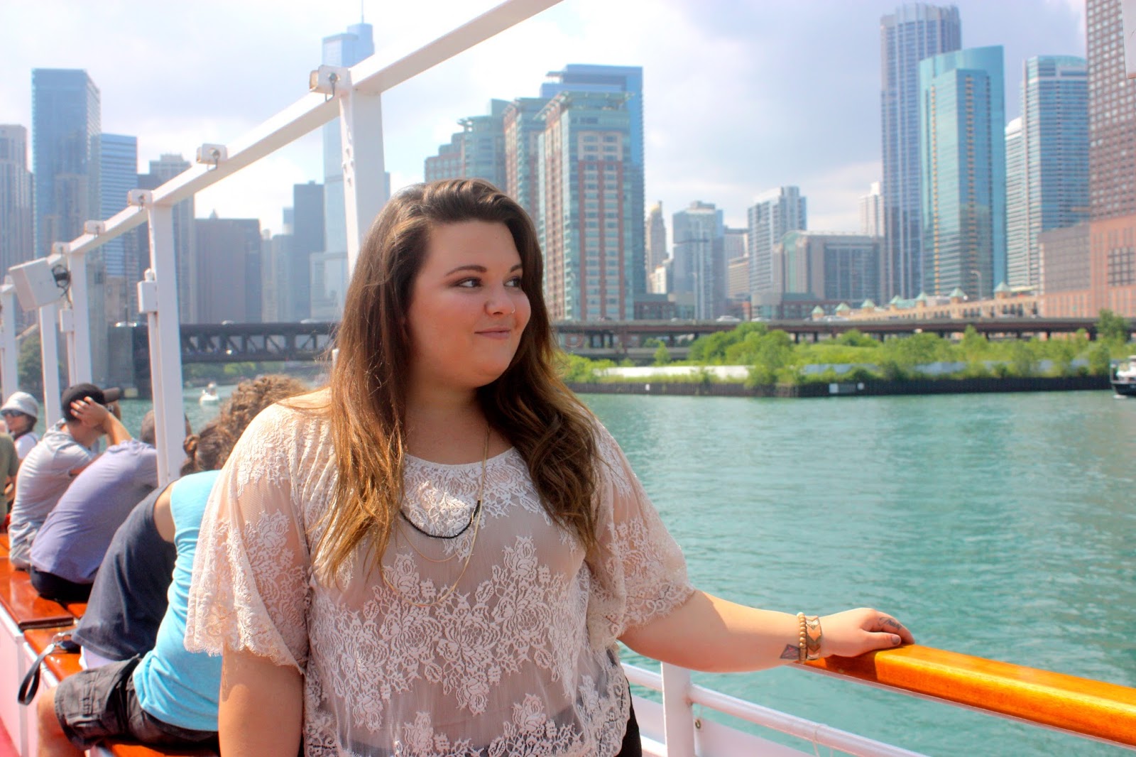 natalie in the city, chicago, shoreline sightseeing, plus size fashion, fashion blogger, windy city blogger, curvy, urban outfitters, natalie craig, chicago river, chicago architecture, trump tower