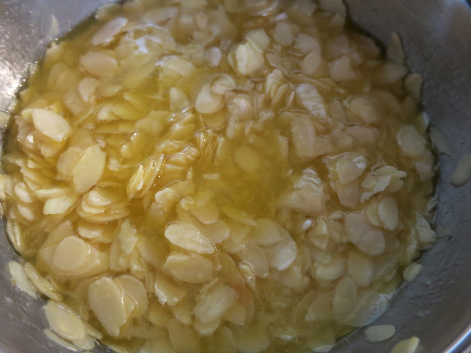 Saftiger Apfelkuchen vom Blech mit Mandelguss