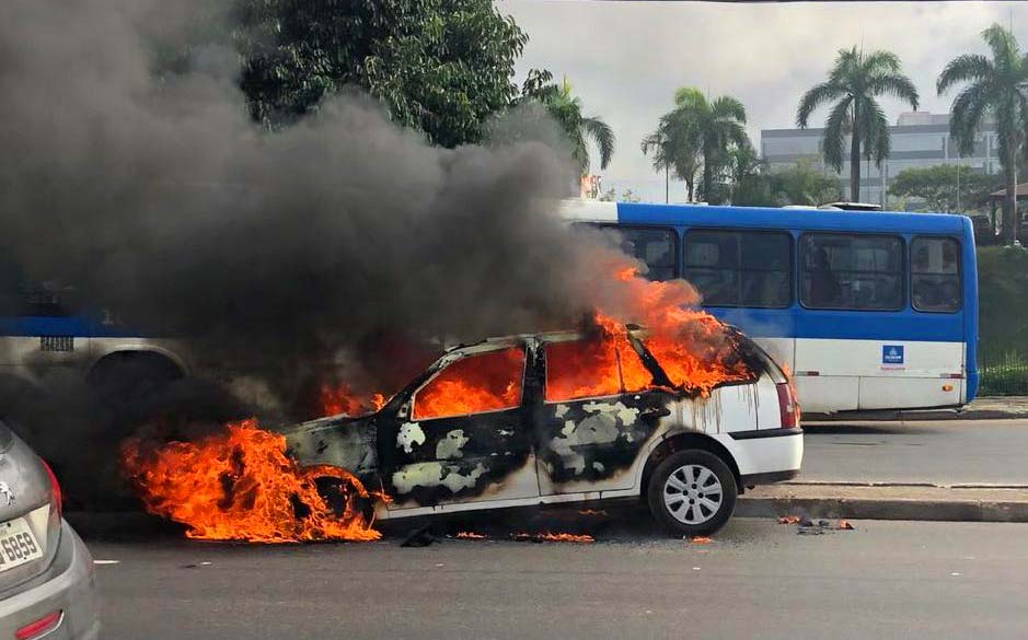 Veículo pega fogo na avenida Paralela em Salvador