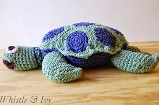 http://translate.google.es/translate?hl=es&sl=en&tl=es&u=http%3A%2F%2Fwww.whistleandivy.com%2F2013%2F05%2Fjoanns-cape-discovery-crochet-sea-turtle.html