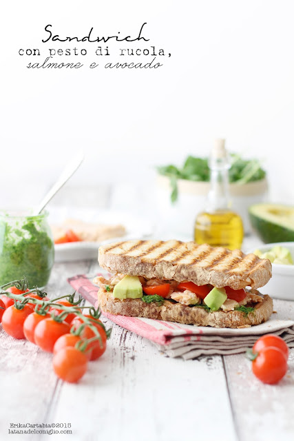 sandwich con pesto di rucola, salmone e avocado