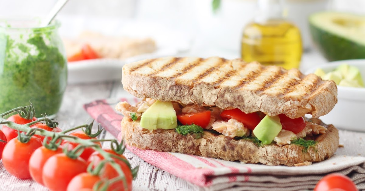 Sandwich con pesto di rucola, salmone e avocado La tana del coniglio