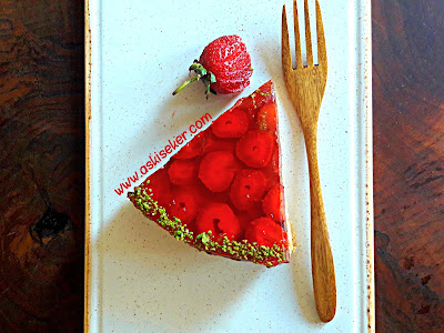 Çilekli Jöleli Pasta Tarifi nasıl yapılır kolay nefis videolu tatlı yemek tarifleri strawberry jelly cake dessert recipe delicious yummy taste tasty