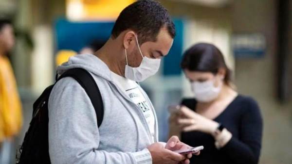 En el marco del Decreto Provincial que determinó la apertura de algunos rubros, se estableció un protocolo sanitario de trabajo para establecimientos que desarrollen actividades de cobranza de servicios e impuestos. Esta modalidad tiene como prioridad la atención presencial al público pero con limitación y separación en espacios de espera para garantizar el distanciamiento social. Asimismo, se determinó que debe ser necesaria la colocación de mamparas transparentes para garantizar la separación segura entre los clientes y empleados. En este sentido, se debe generar una limitación estricta entre los clientes en el espacio de atención y cobro, mediante una separación delimitada en el piso de 1 metro y medio, tanto en el interior como en el exterior de los locales. Por otro lado, se recomienda poner a disposición turnos y/o rotaciones a efectos de disminuir la cantidad de personal simultáneo y garantizar el cumplimiento del distanciamiento social. A su vez, se debe disponer del uso de protectores faciales tanto para clientes como para empleados; también será necesario realizar la limpieza y desinfección de los locales previo al inicio de actividades, a mitad y a fin de la jornada, como mínimo. Finalmente, los empleados tendrán que acudir la utilización de alcohol en gel y lavarse las manos con frecuencia cada una hora. No se podrá compartir alimentos, bebidas, cubiertos, platos, vasos, teléfonos celulares u otros objetos personales, y se restringirá el acceso a empleados con fiebre y/o algún síntoma respiratorio. En el marco del Decreto Provincial que determinó la apertura de algunos rubros, se estableció un protocolo sanitario de trabajo para establecimientos que desarrollen actividades de cobranza de servicios e impuestos. Esta modalidad tiene como prioridad la atención presencial al público pero con limitación y separación en espacios de espera para garantizar el distanciamiento social. Asimismo, se determinó que debe ser necesaria la colocación de mamparas transparentes para garantizar la separación segura entre los clientes y empleados. En este sentido, se debe generar una limitación estricta entre los clientes en el espacio de atención y cobro, mediante una separación delimitada en el piso de 1 metro y medio, tanto en el interior como en el exterior de los locales. Por otro lado, se recomienda poner a disposición turnos y/o rotaciones a efectos de disminuir la cantidad de personal simultáneo y garantizar el cumplimiento del distanciamiento social. A su vez, se debe disponer del uso de protectores faciales tanto para clientes como para empleados; también será necesario realizar la limpieza y desinfección de los locales previo al inicio de actividades, a mitad y a fin de la jornada, como mínimo. Finalmente, los empleados tendrán que acudir la utilización de alcohol en gel y lavarse las manos con frecuencia cada una hora. No se podrá compartir alimentos, bebidas, cubiertos, platos, vasos, teléfonos celulares u otros objetos personales, y se restringirá el acceso a empleados con fiebre y/o algún síntoma respiratorio.