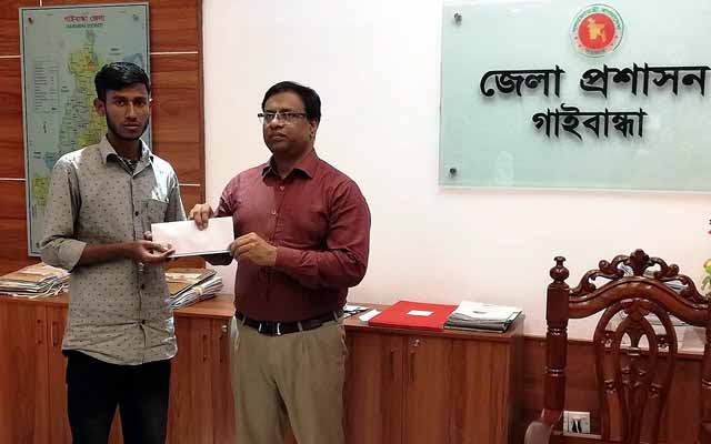 DC donates financial aid to poor students in Gaibandha গাইবান্ধায় দরিদ্র শিক্ষার্থীকে আর্থিক সহায়তা দিলো ডিসি