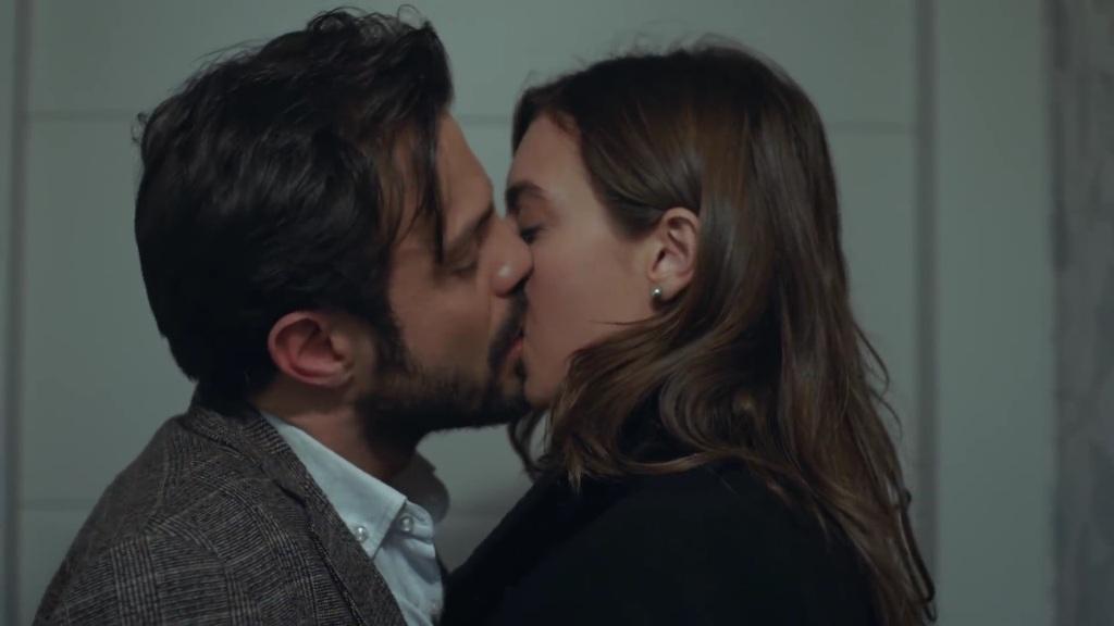 Czarna perła odcinek 48: Hazal dokonuje wyboru! Ebru uwodzi Sinana! [Streszczenie + Zdjęcia]