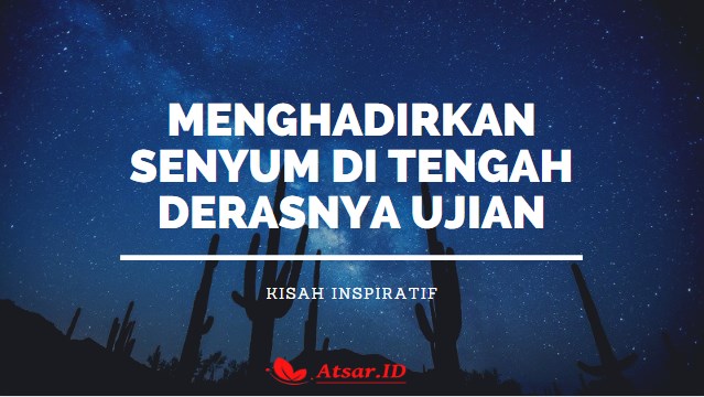 seseorang berdiri di tengah kerumunan dengan senyum percaya diri