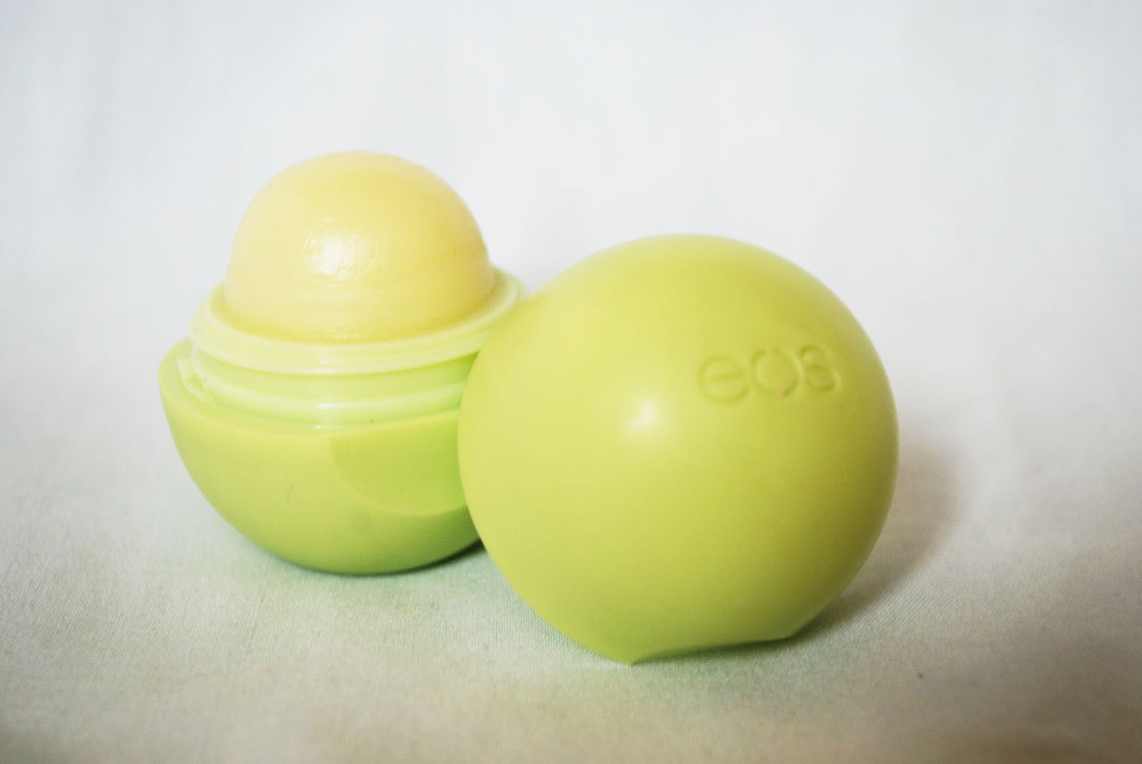 KIKAYSIMARIA EOS Smooth Sphere Lip Balm in Honeysuckle Honeydew