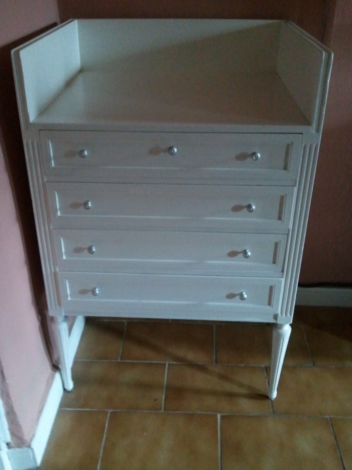 RECIKLAARTE Mueble auxiliar lacado en blanco y plata RECIKLAARTE Mueble auxiliar lacado en blanco y plata