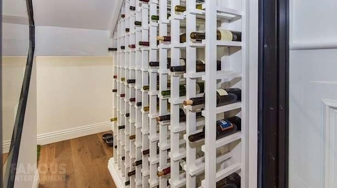 27 Interior Design Photos vs. Margot Robbie's CA Homes In Venice Beach & Hancock Park