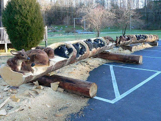 Animal tallado en tronco de madera.