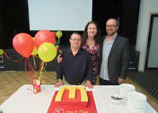 Homem com síndrome de down se aposenta após 32 anos no McDonald's Homem com síndrome de down se aposenta após 32 anos no McDonald's