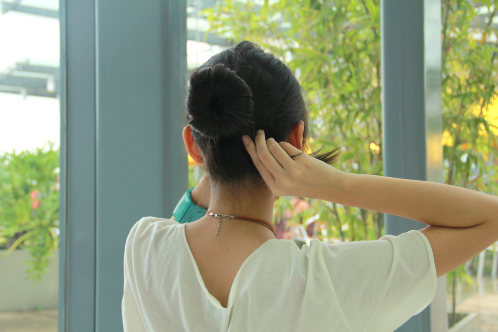 The Glamourtini Hair Bun Tutorial using 1721 Perfect Bun Maker (Sponge)