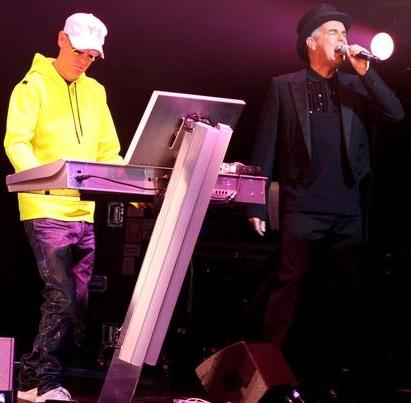 Pet Shop Boys Foto de Pet Shop Boys cantando en concierto
