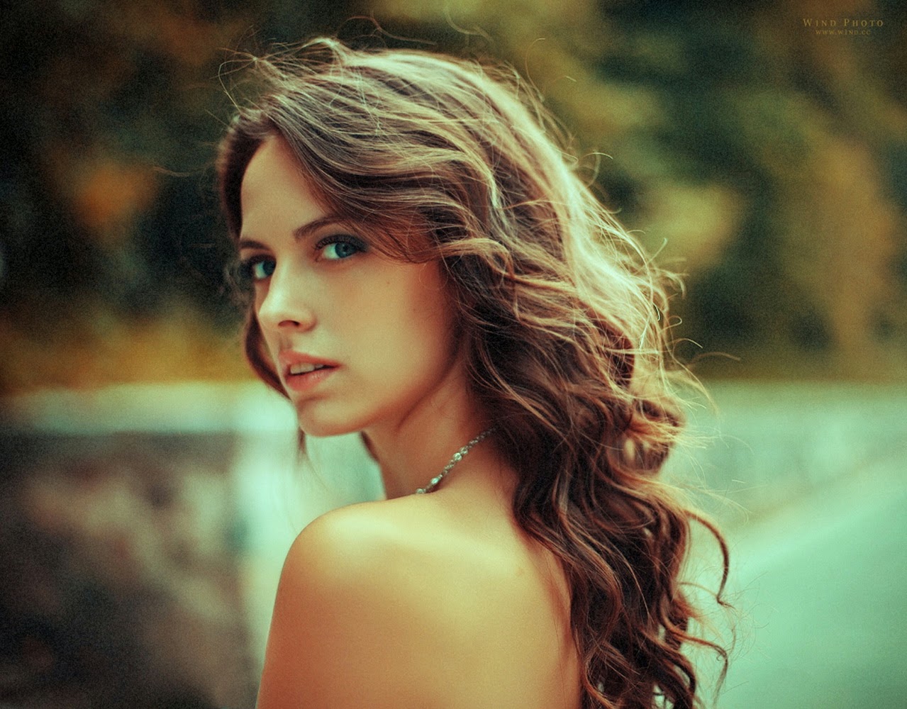 девушка поворот. портрет красивой девушки. девушки стоящие спиной. девушка повернула голову в сторону. девушка поворот.