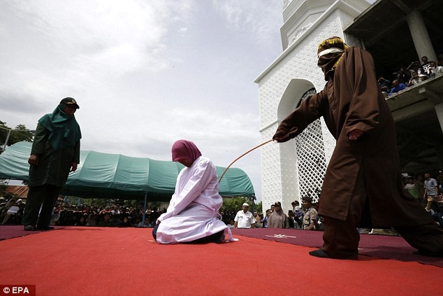 ... の若者、異性交際で公開むち打ち刑 インドネシア