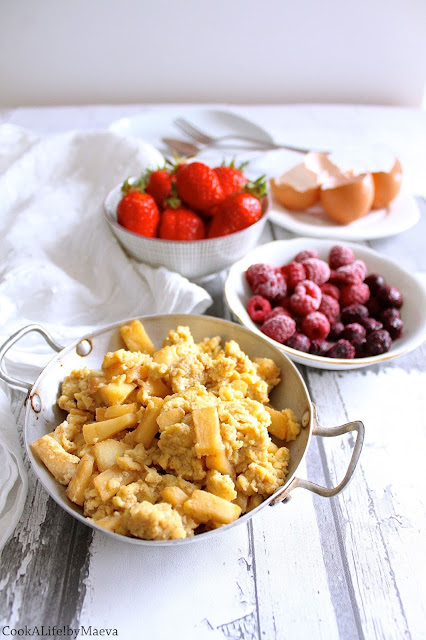CookALife!byMaeva • Omelette ou oeufs brouillés sucré(e)s pomme cannelle et fruits rouges