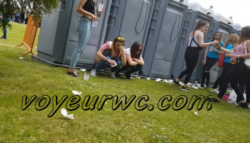 Girls Gotta Go 107 (Voyeur pee videos - Drunk spanish chicks peeing in public at festival)