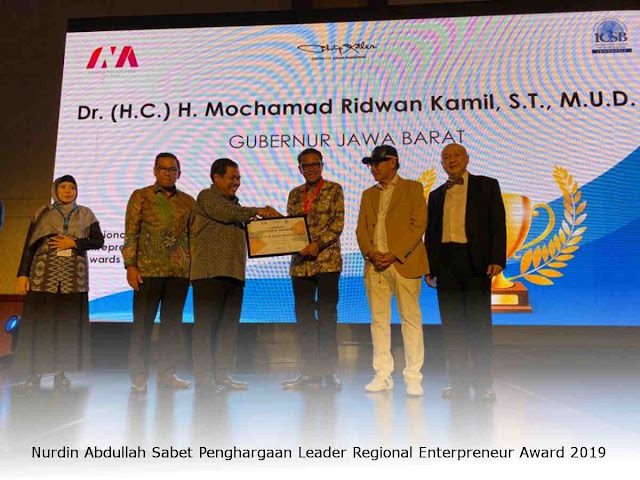 Nurdin Abdullah Sabet Penghargaan Leader Regional Enterpreneur Award 2019 Nurdin Abdullah Sabet Penghargaan Leader Regional Enterpreneur Award 2019