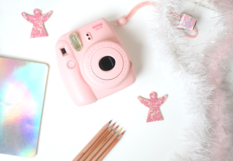 gift guide for aspiring fashion designers polaroid camera