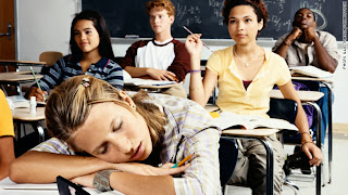 Les écrans perturbent le sommeil des adolescents Schoolgirl sleeping in classroom