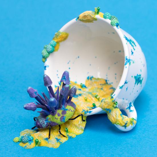 Objetos descartados retomados por uma colorida e vibrante natureza nas esculturas de Stephanie Kilgast Stephanie Kilgast arte esculturas discarded objects lixo tomados pela natureza coloridos surreais hiper realistas