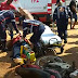 Dupla em moto fica gravemente ferida ao colidir em carreta na zona leste