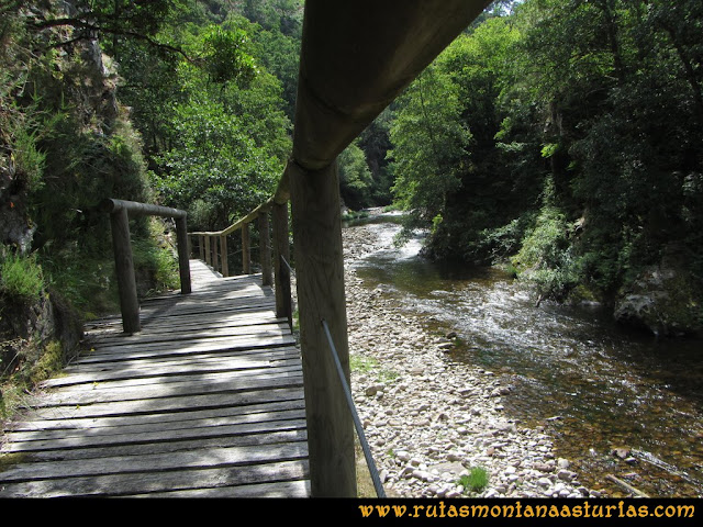 Ruta Hoces del Esva: Camino de madera sobre el río Esva