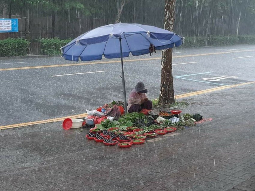 폭우 속 노상판매 할머니의 진실 - 꾸르