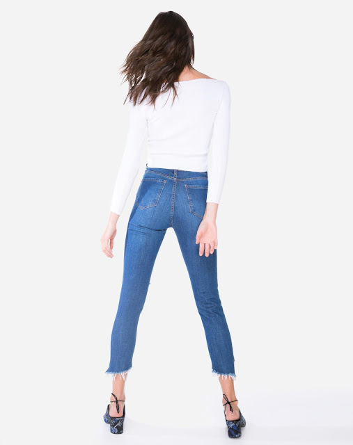 Calça jeans possui modelagem skinny, com barra assimétrica e rasgos nos joelhos