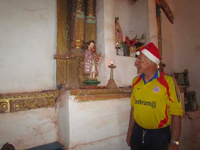 Der Padre unterhält sich mit dem Christkind in Mojinete