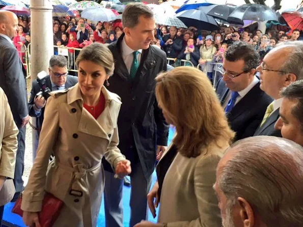 King Felipe and Queen Letizia attended the opening of the 1st incubator of the transfer aerospace technology in La Rinconada. Quuen Letizia wore Burberry coat