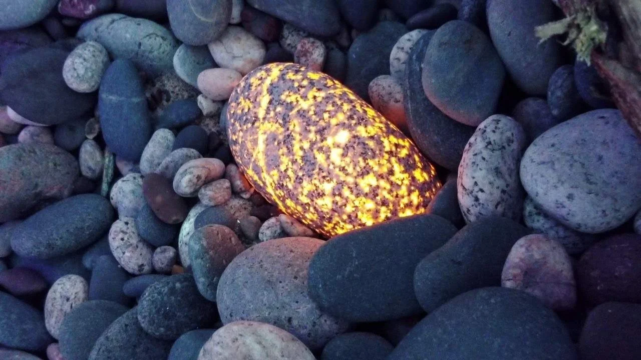 Michigan Man Discovers Glowing, Florescent Rocks Called "Yooperlites"