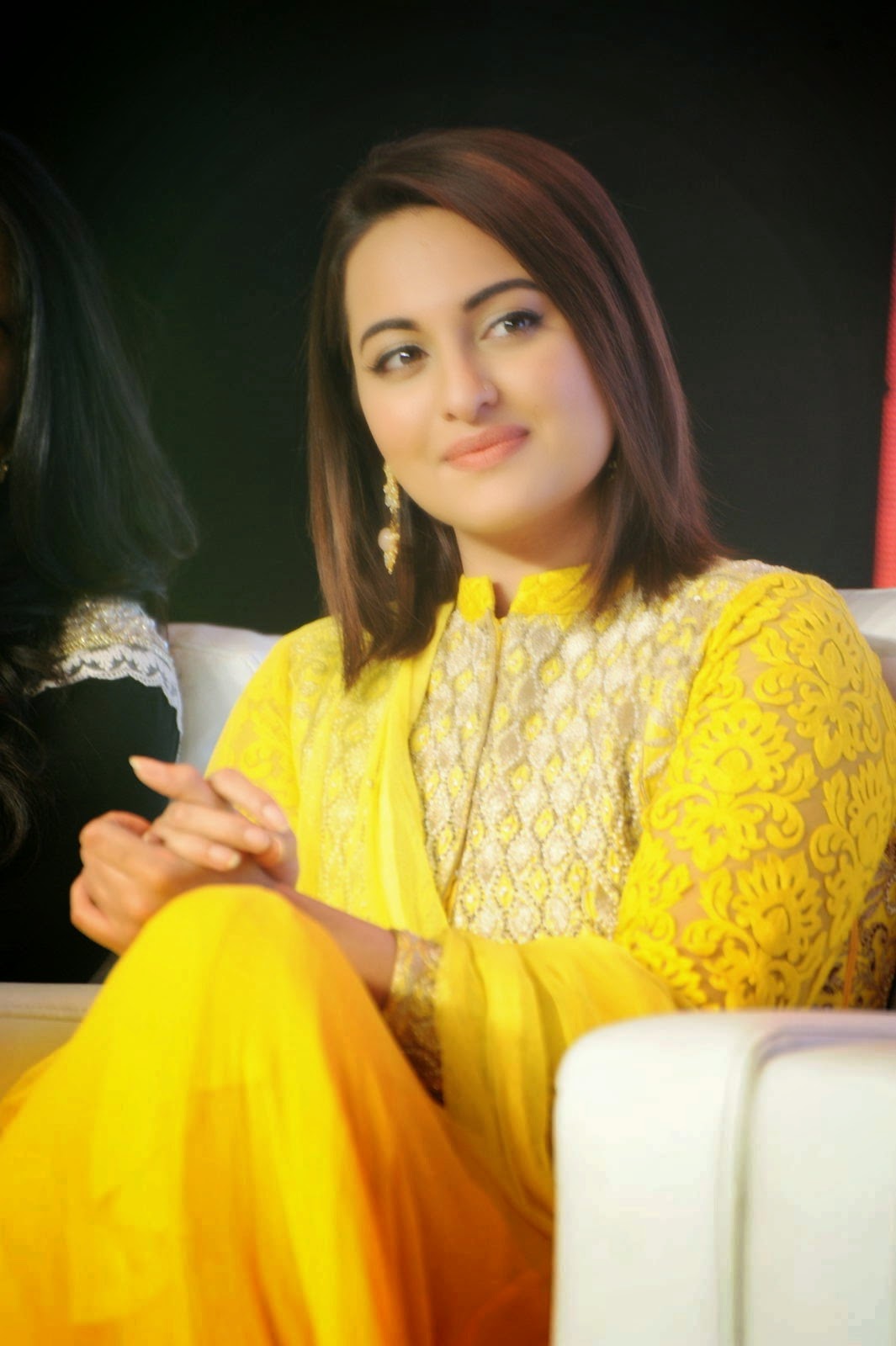 Sonakshi Sinha Looks Gorgeous In Yellow Dress At Telugu Film ‘lingaa Music Success Meet