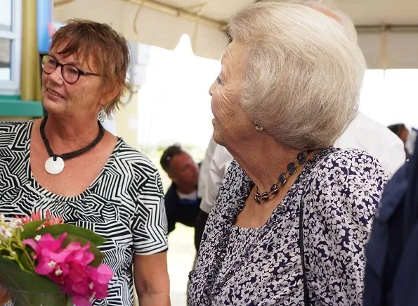 Princess Beatrix visited the Washington Slagbaai National Park. Princess Beatrix visited the Kolegio Strea Briante school