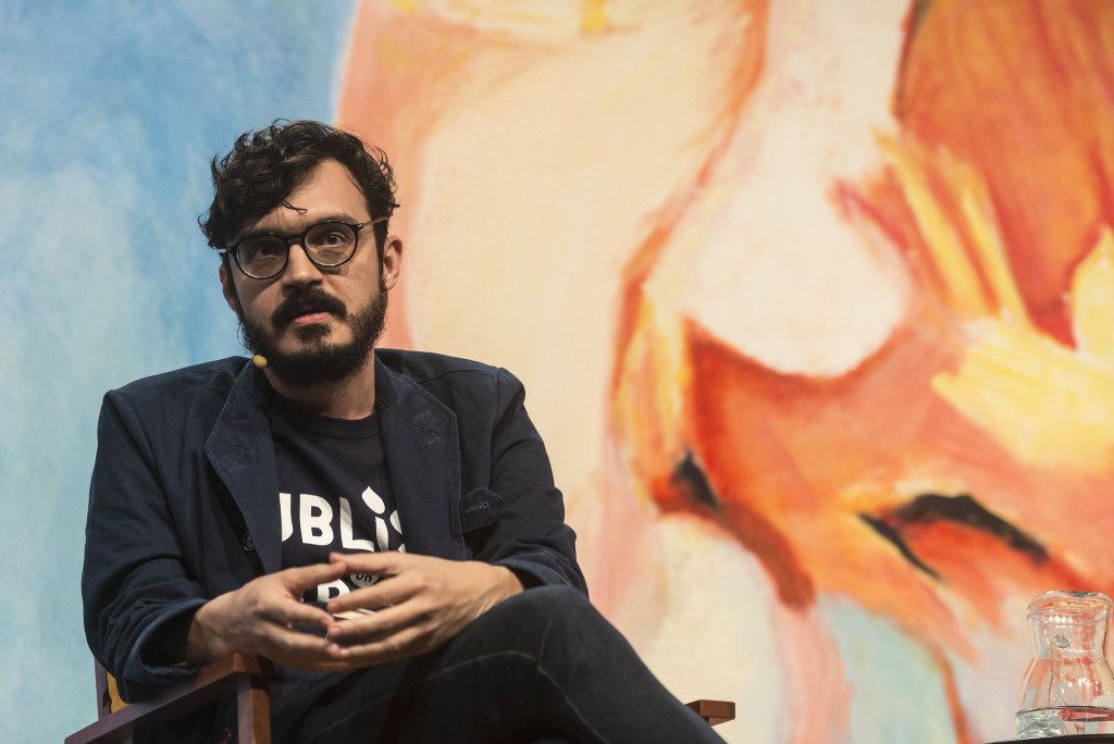 Mariano Marovatto grava canções folclóricas brasileiras e portuguesas