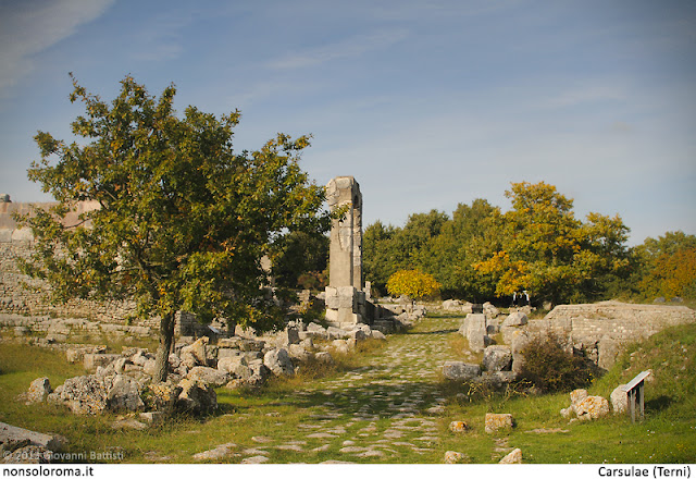 Fotografia della via Flaminia nel sito archeologico di Carsulae