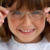 Dez sinais de que seu filho precisa usar óculos