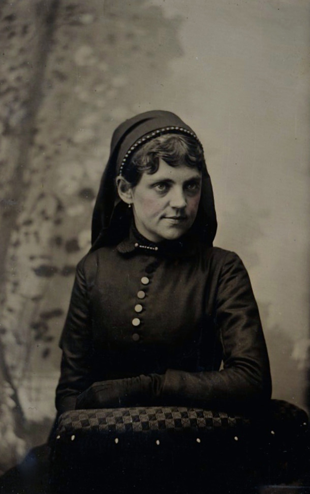 40 Eerie Portraits of Women in Mourning Dress From the Victorian Era