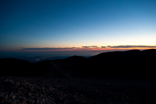 Il Monte Acquaviva visto all'alba dal Monte Amaro