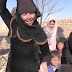 Des femmes retirent leur burqa et la brûlent après que leur village ait été libéré de Daesh