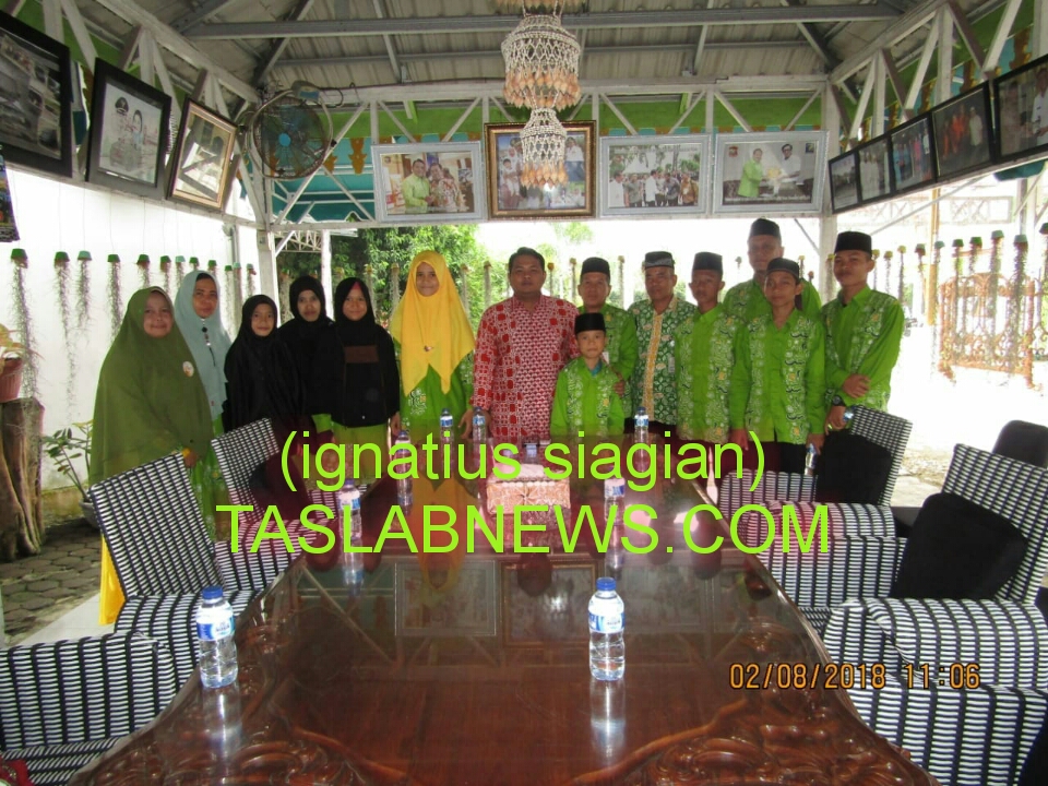 Walikota Tanjungbalai HM Syahrial bersama dengan rombongan kafilah STQ ke-XV Kota Tanjungbalai saat berada di Rumah Dinas Walikota Tanjungbalai. Walikota Tanjungbalai HM Syahrial bersama dengan rombongan kafilah STQ ke-XV Kota Tanjungbalai saat berada di Rumah Dinas Walikota Tanjungbalai.