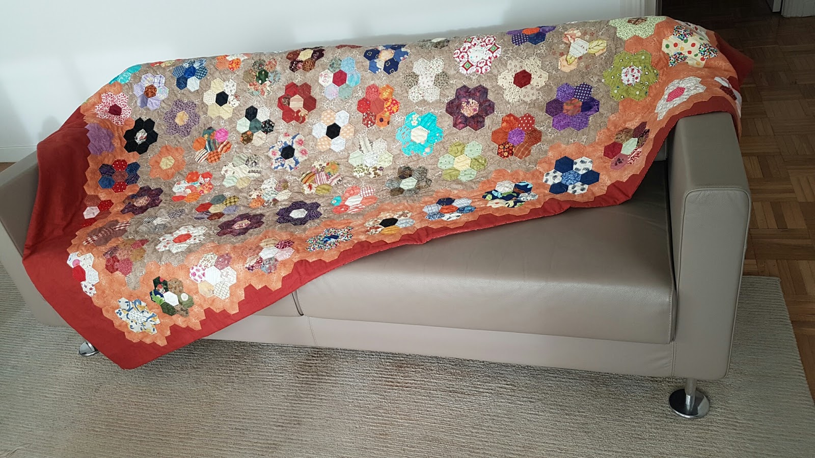 JUBILOCIOS: COLCHA DE PATCHWORK, JARDÍN DE LA ABUELA