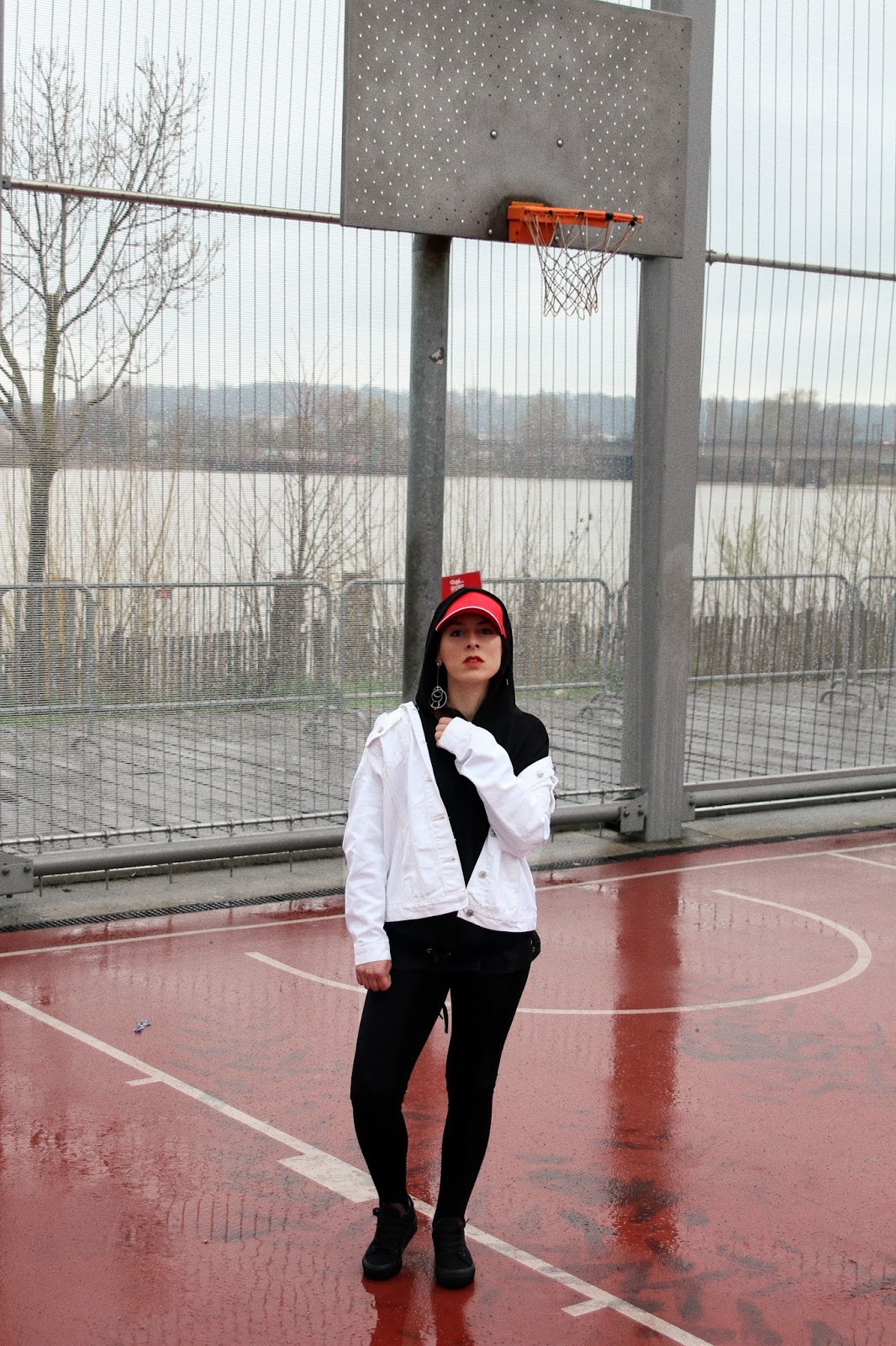 veste en jean , blanc, legging fuseau , casquette rouge , pull à capuche , collant résille