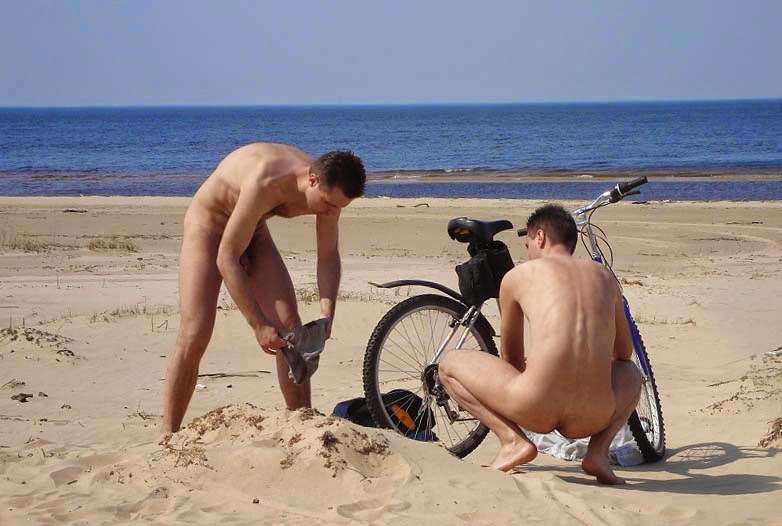 guyspantsdown.tumblr_bike+and+beach.jpg